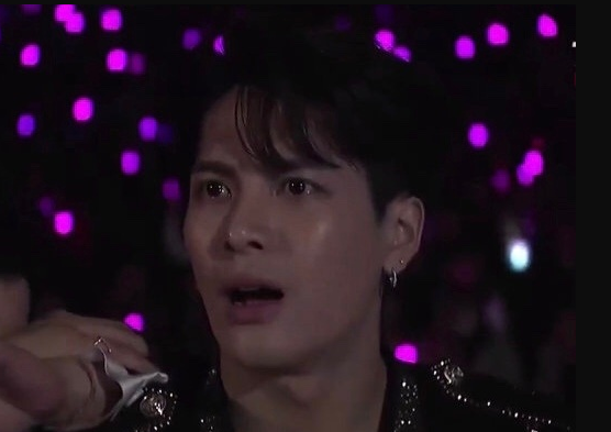mama典礼:朴振英穿透明雨衣上台表演,台下的王嘉尔懵了