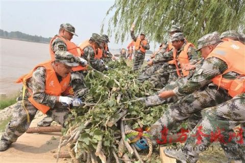 梁山县民兵应急分队进行防汛抢险演练