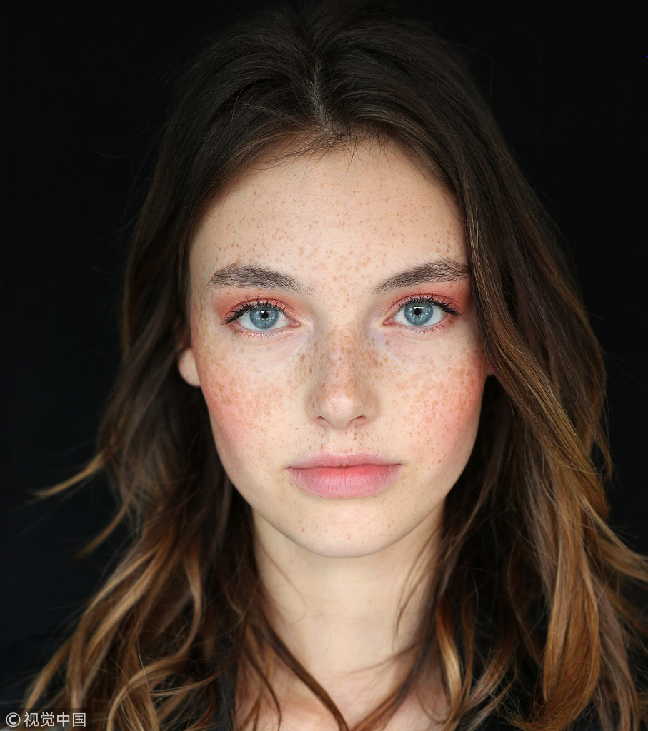 画上泪痕点上雀斑,现在化妆都流行这么"玩"