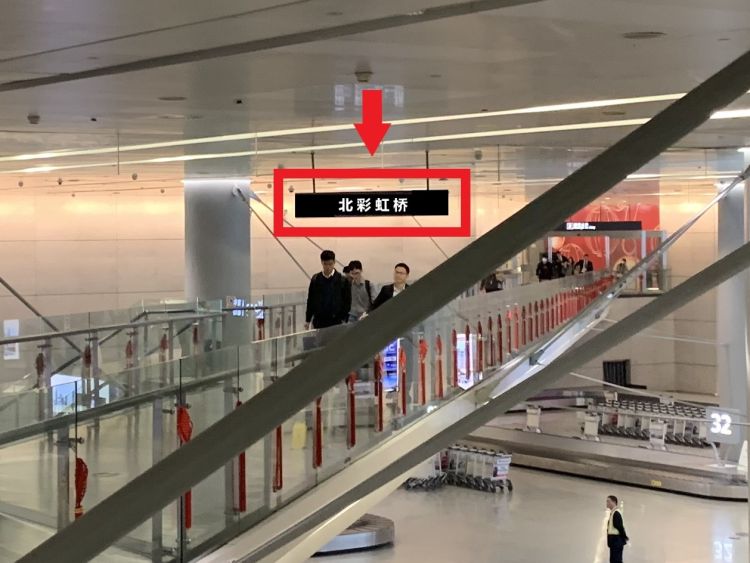 百度爱采购首页 商品专题_接机司机在申昆路上驶入虹桥国际机场北入口