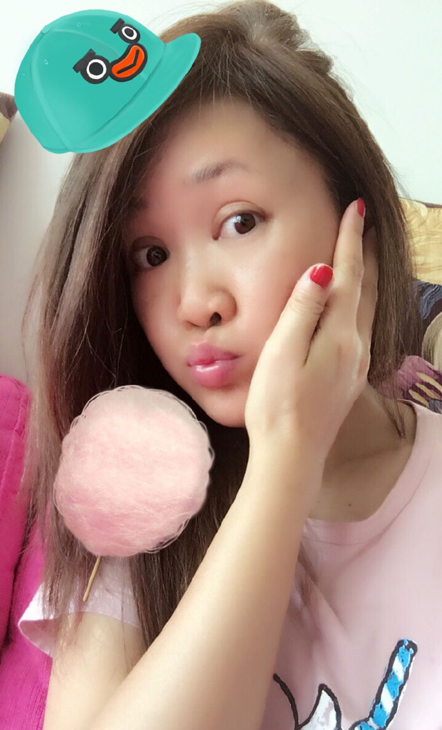 梁小冰晒素颜自拍花式卖萌,48岁逆袭成少女