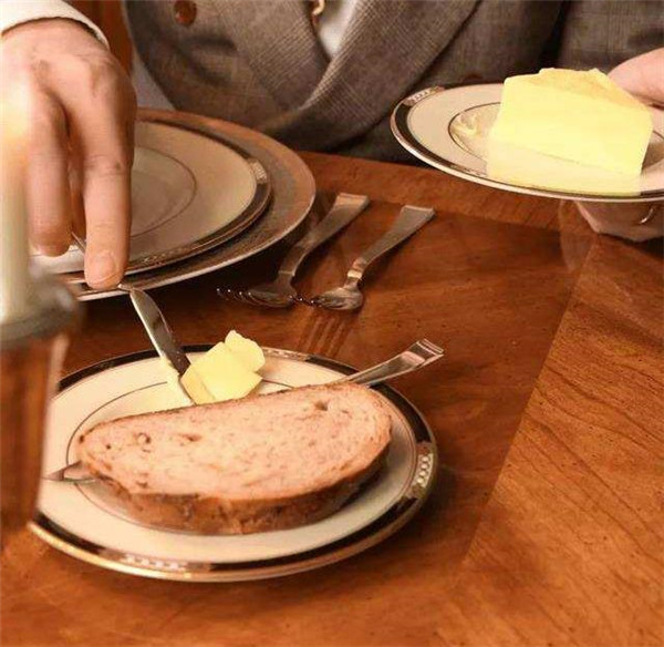 吃西餐前服务员送来一份面包,暗示你不要这样吃西餐,你发现了吗