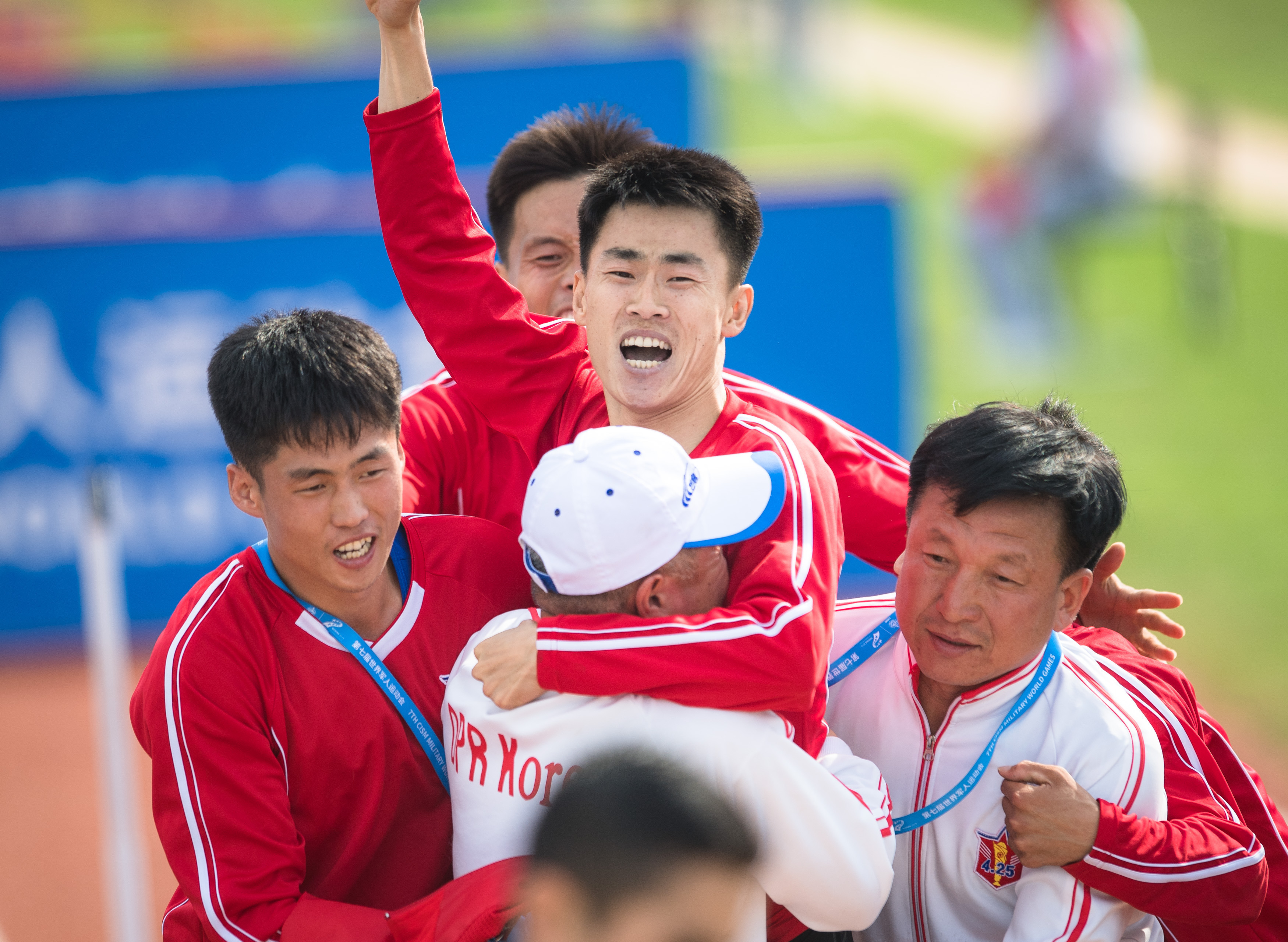 军事五项——男子障碍跑接力:朝鲜队夺冠(2)