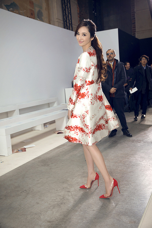 娱乐圈最牛"单亲妈妈",为富商4年诞下3子,却至今未能"转正"