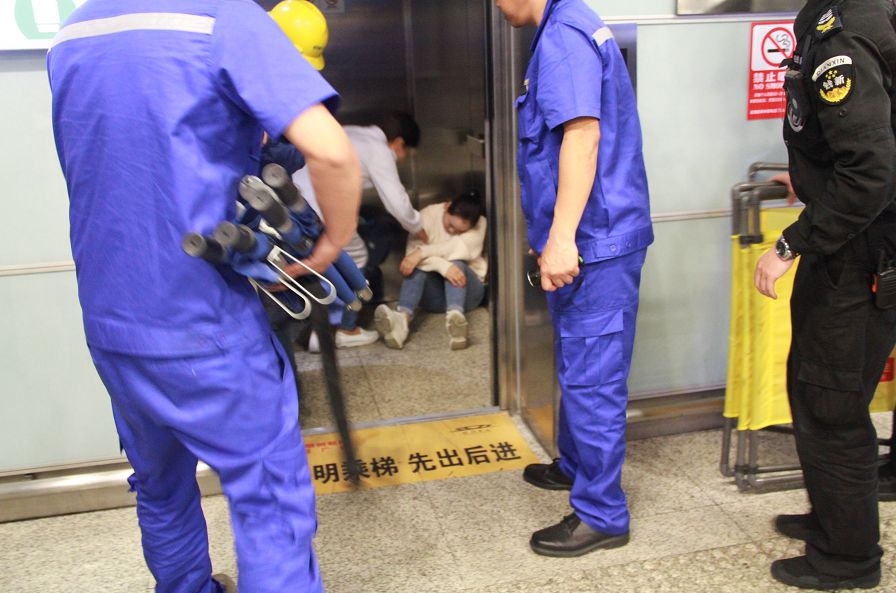 紧急20分钟!乘客"被困"电梯安全脱险,杭州东站这场救援厉害了!