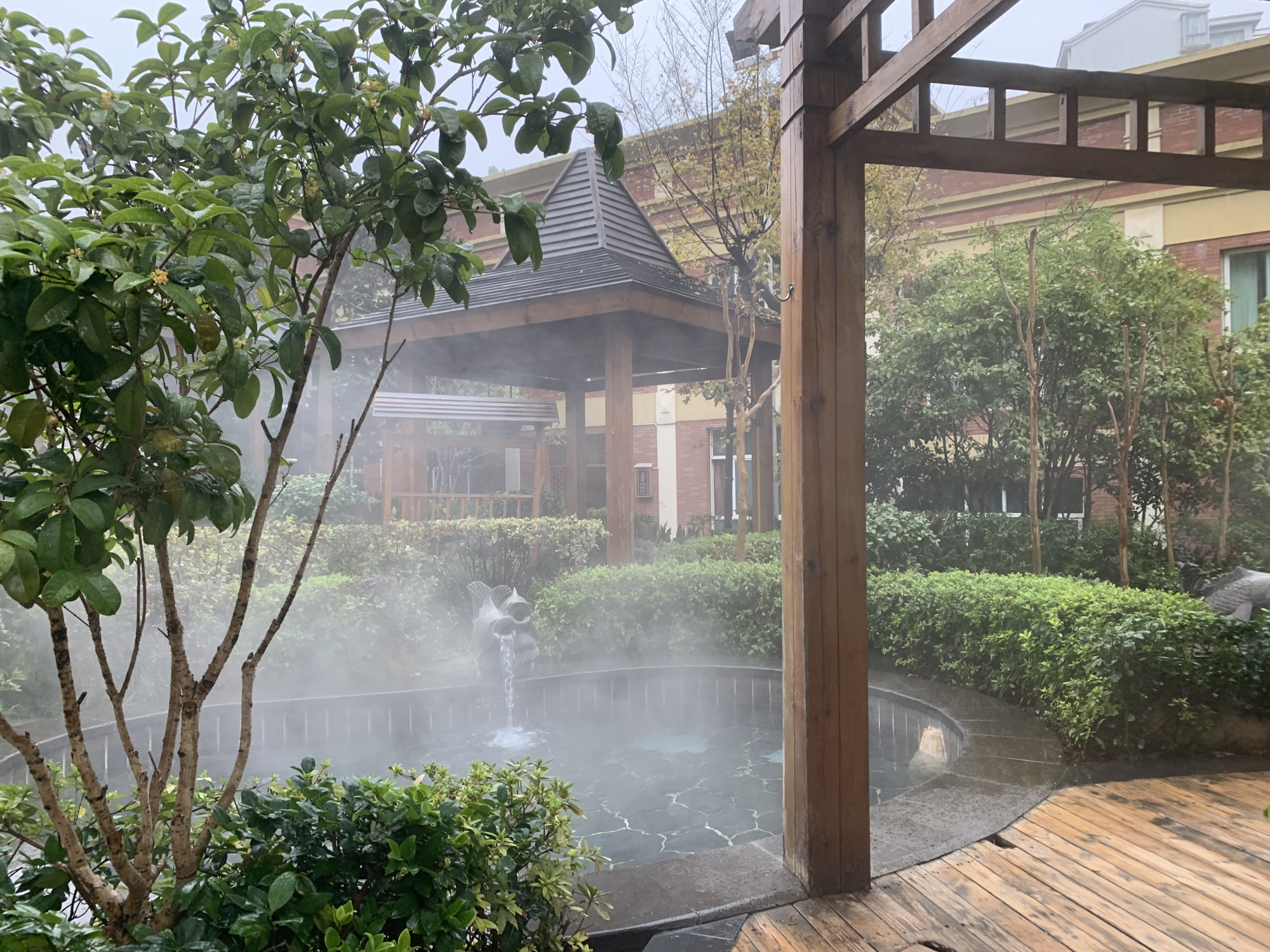 有了江西旅游一卡通,找到东林假日酒店,预约后可以免费泡温泉了.