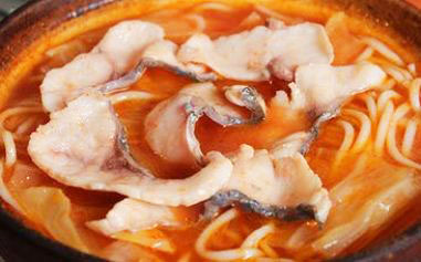 鱼片还能搭配贵州的秘制酸汤?六盘水酸汤鱼粉开胃又健康!