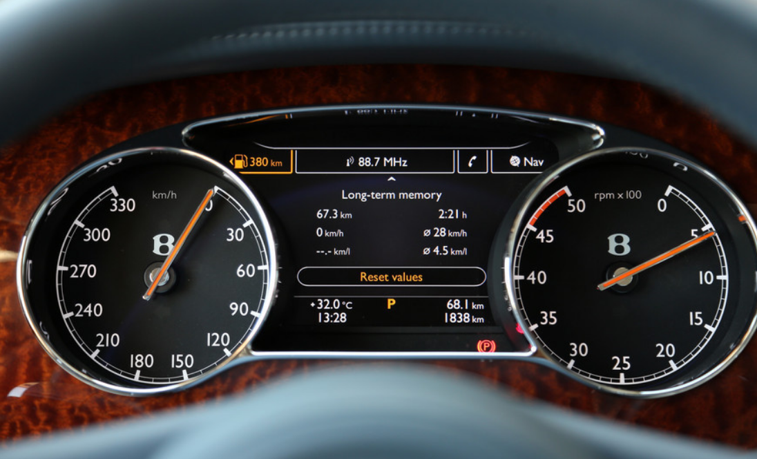 宾利慕尚这款车中控屏的易用度及流畅度都还不错.