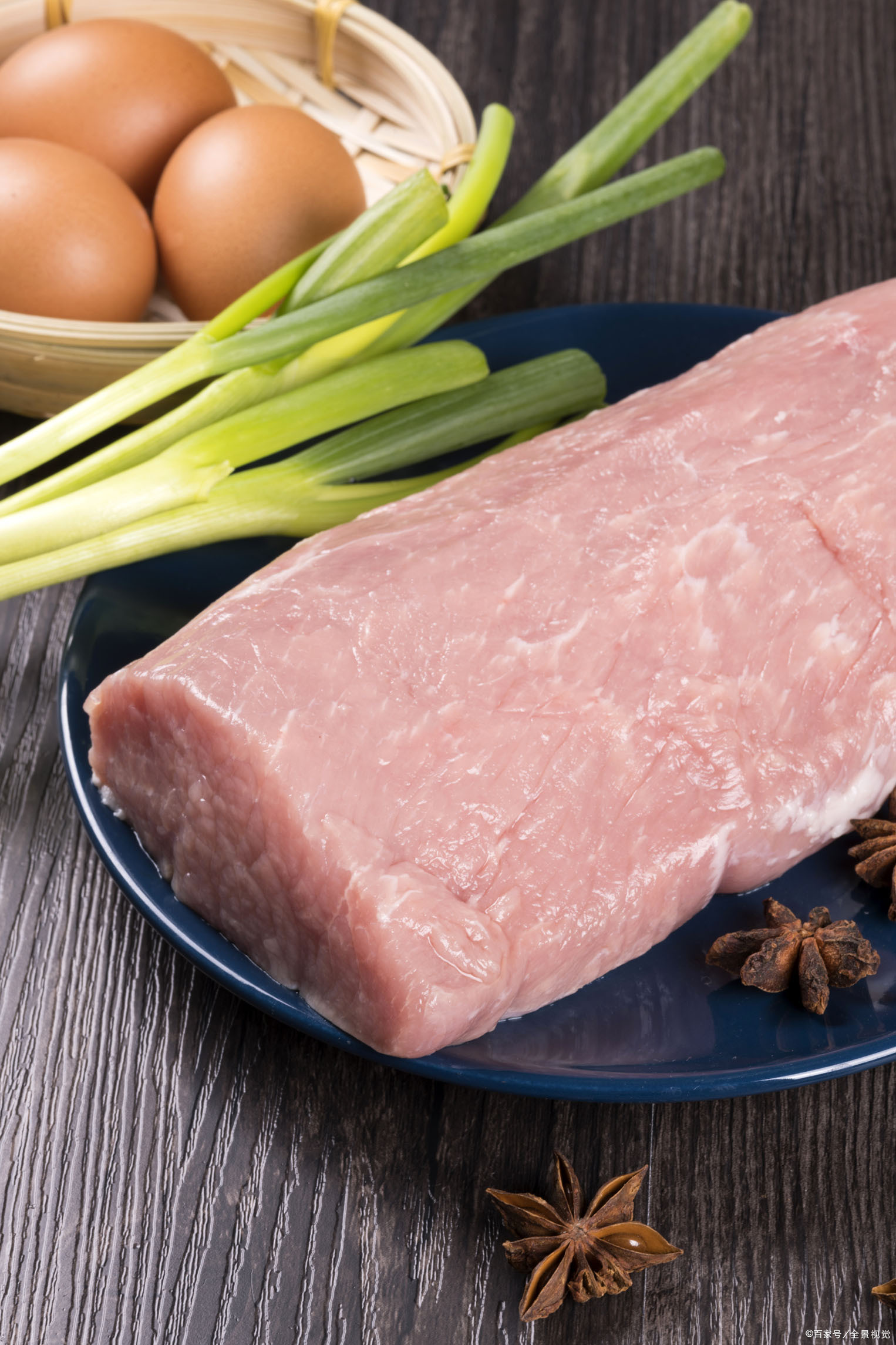 先看下猪里脊肉的外观,看起来有明显的微湿润状态,肉质的色泽鲜红红润