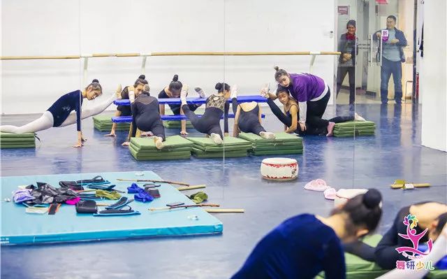 舞研少儿附中考前集训班实拍▲   无数个因为软度课痛到绝望的时刻