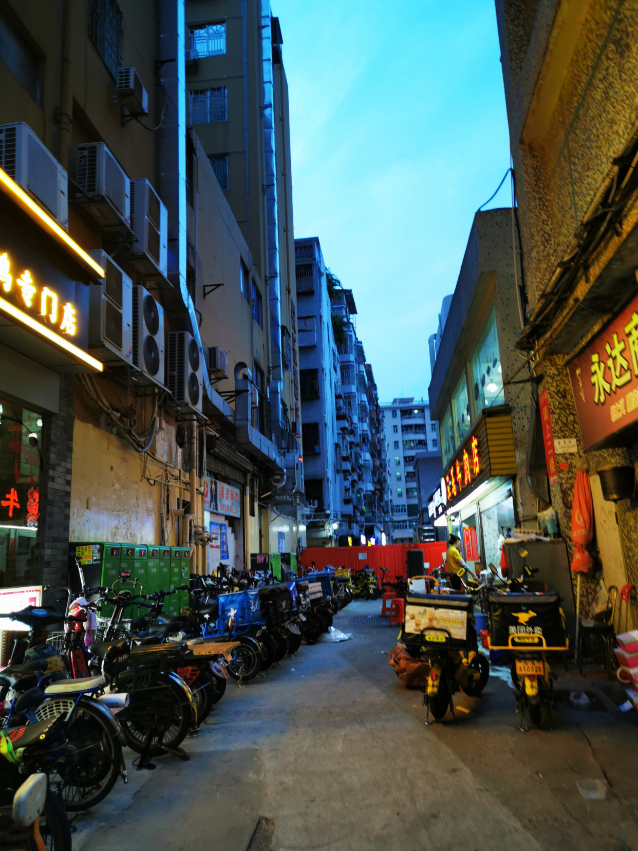 實拍深圳城中村夜景,無數深漂一族逐夢深圳第一站,你還記得嗎?