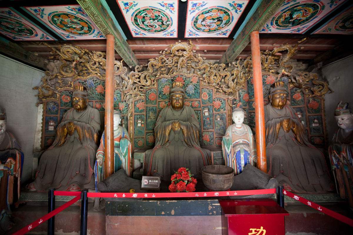 悬空寺被人戏称为"统战部"的三教殿,有楼阁41间,主要殿堂17处,其中