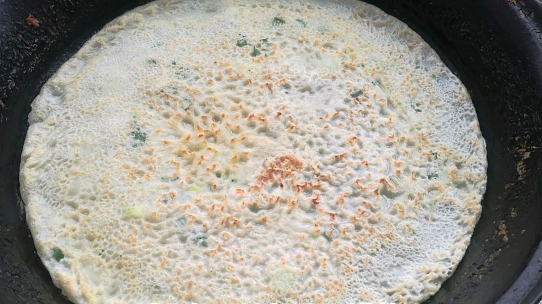 陕西关中美食,天宇拿老鏊子做煎饼,飘香四溢,软糯可口