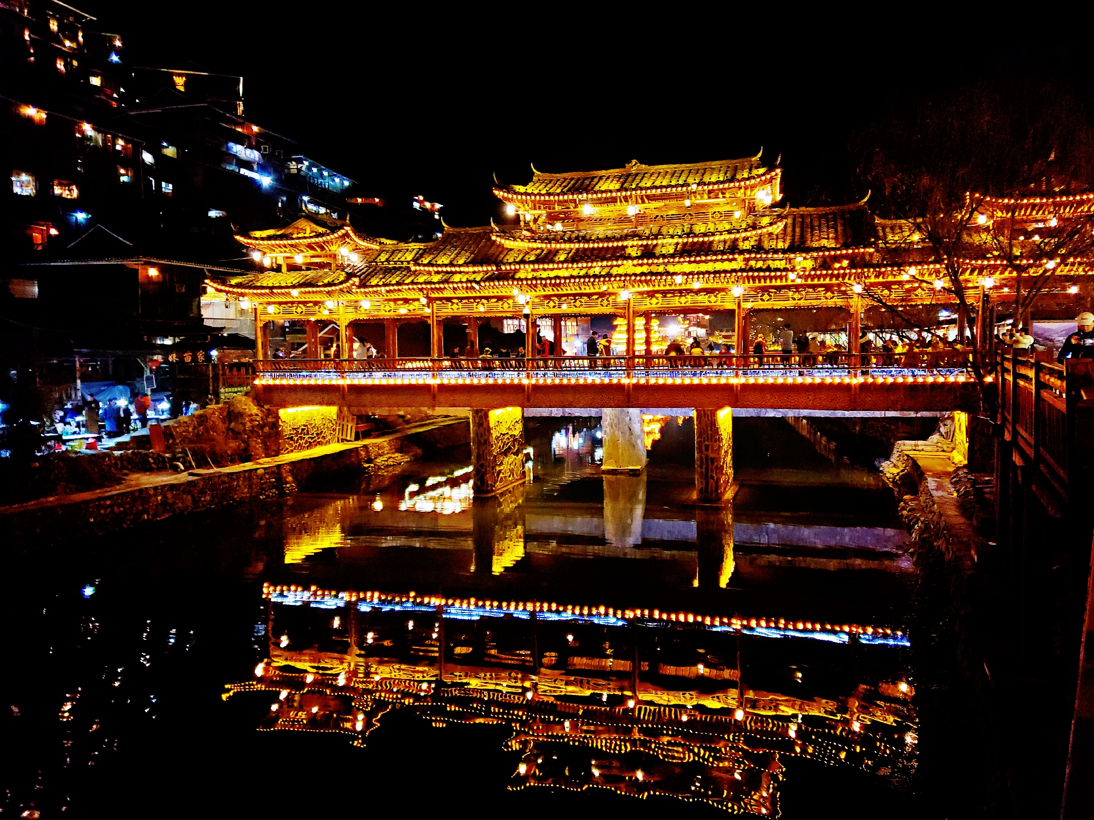 晚间的吊脚楼,如同皇宫