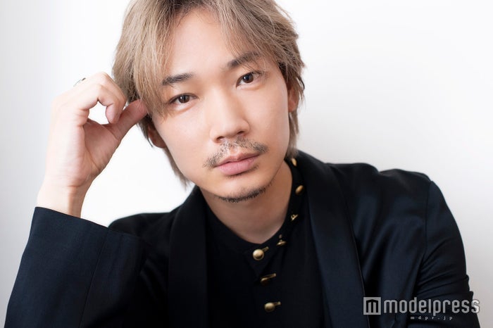 组图:绫野刚接受网站采访 金发胡须尽显成熟魅力