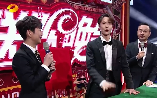 解锁新身份!王一博骑摩托 搭档汪涵何炅表演魔术