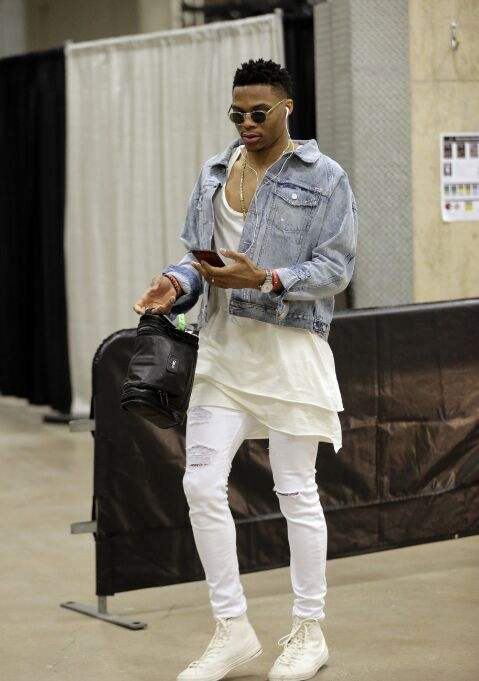 5张照片感受威少有多时尚,黑色皮衣紧身裤帅气有型!