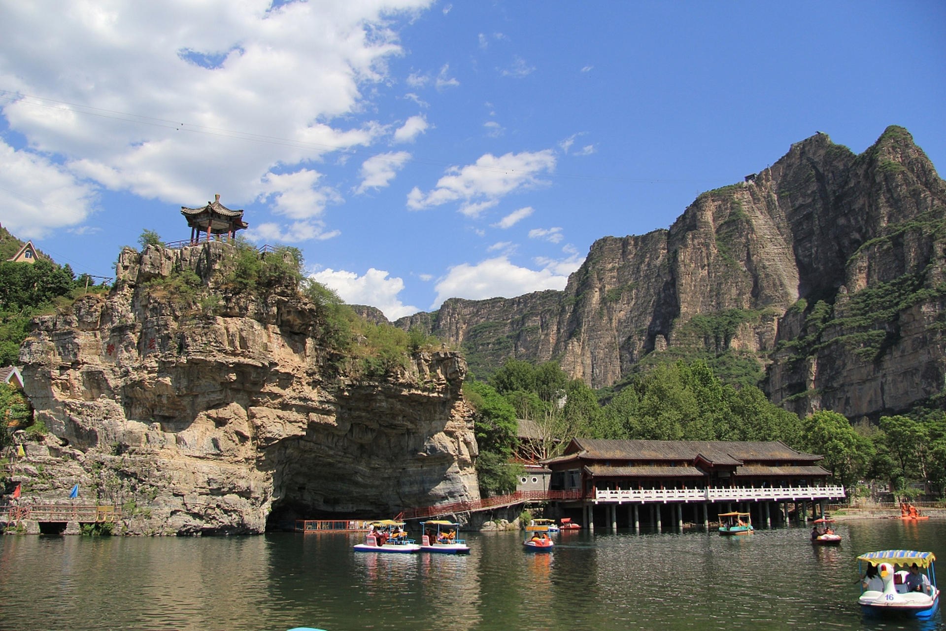 保定拥有丰富的历史文化和美丽的自然景观,是河北省的旅游胜地.