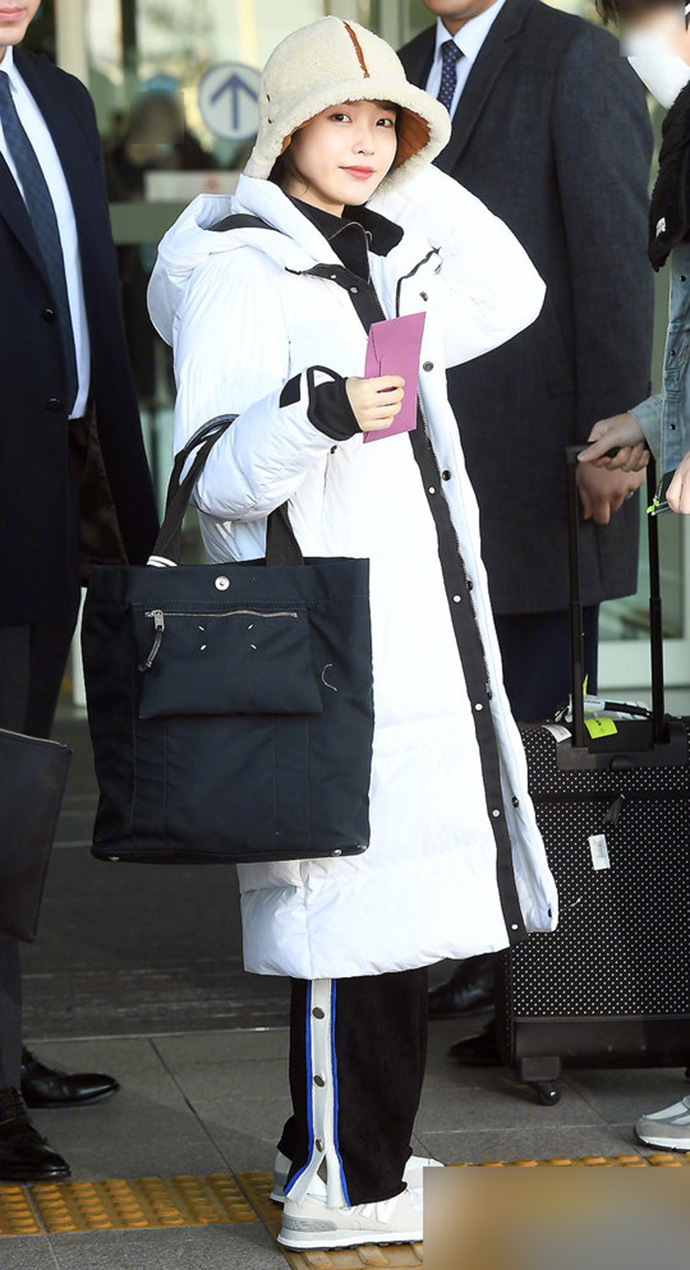 iu真是韩国娱乐圈清流!棉服配长裤捂得严严实实,冬季就做暖宝宝