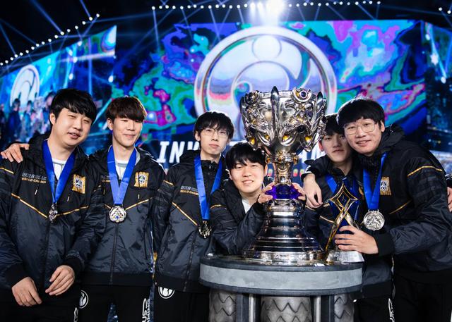 在lol历史上历届冠军队伍中,你最希望看到哪两个战队交手?