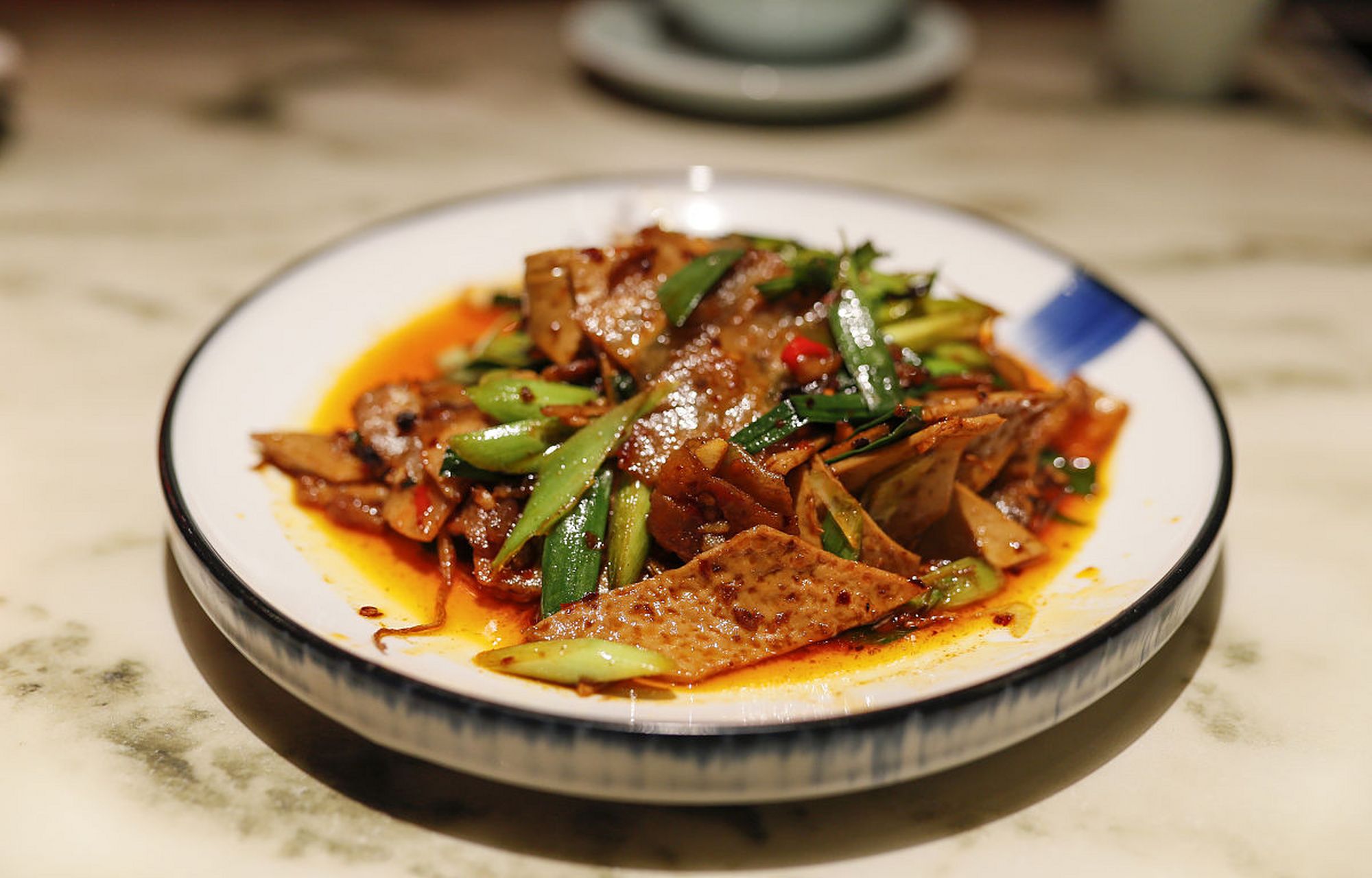 回锅牛肉 原料:牛肉 400g,青蒜 50g,郫县豆瓣 30g,甜面酱10g,白砂糖