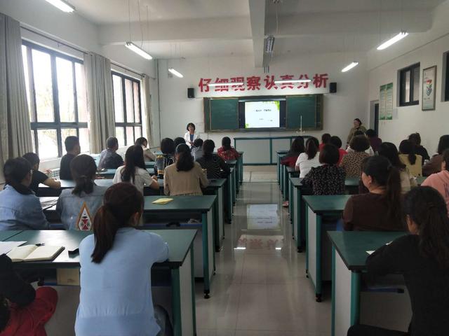 富平东上官初中举办著名作家张亚凌专题学术报告会