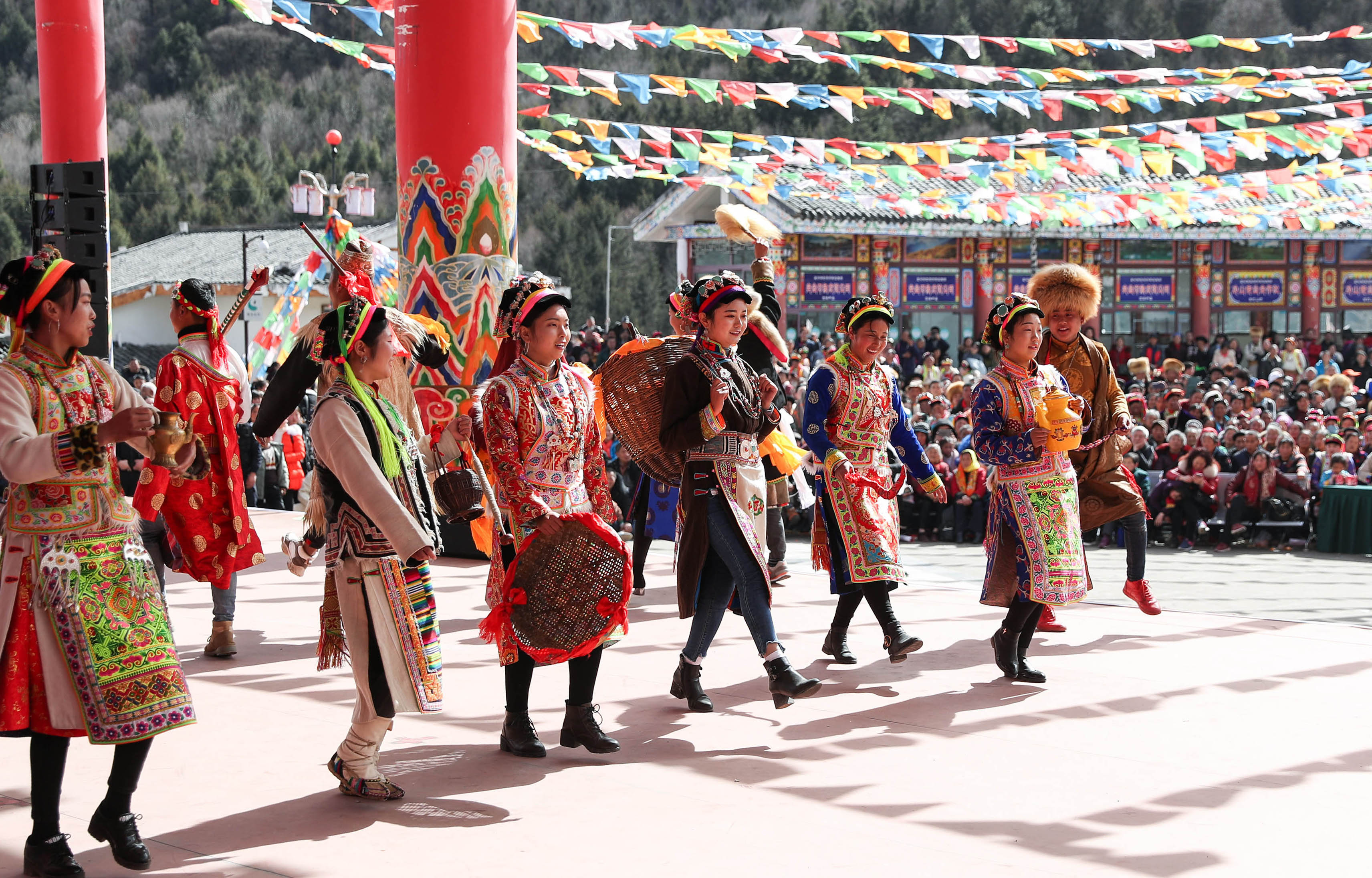 夹金山下藏族同胞欢庆"上九节"
