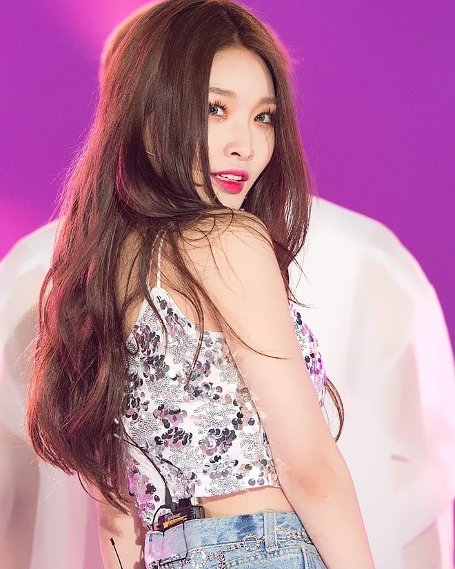 金请夏阔腿牛仔裤开叉高,漏出打底裤,网友直呼不像裤子