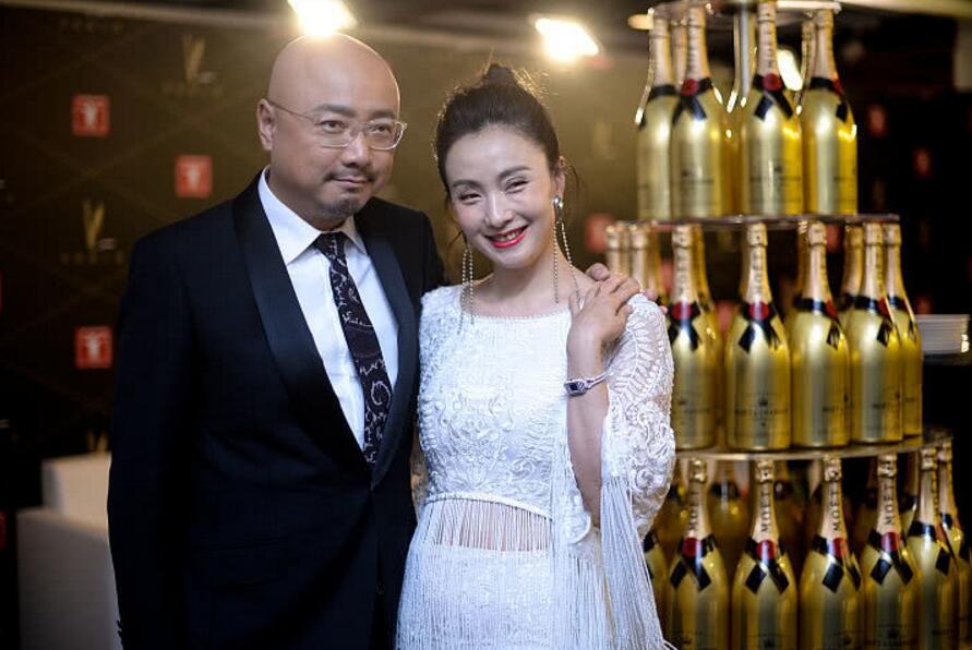 陶虹带女儿逛街,素颜低调出镜,徐小宝仅10岁就快赶上妈妈高了