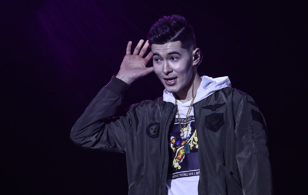 cba全明星夜:被篮球"耽误"的歌星阿不都沙拉木,颜值,台风迷倒一片!