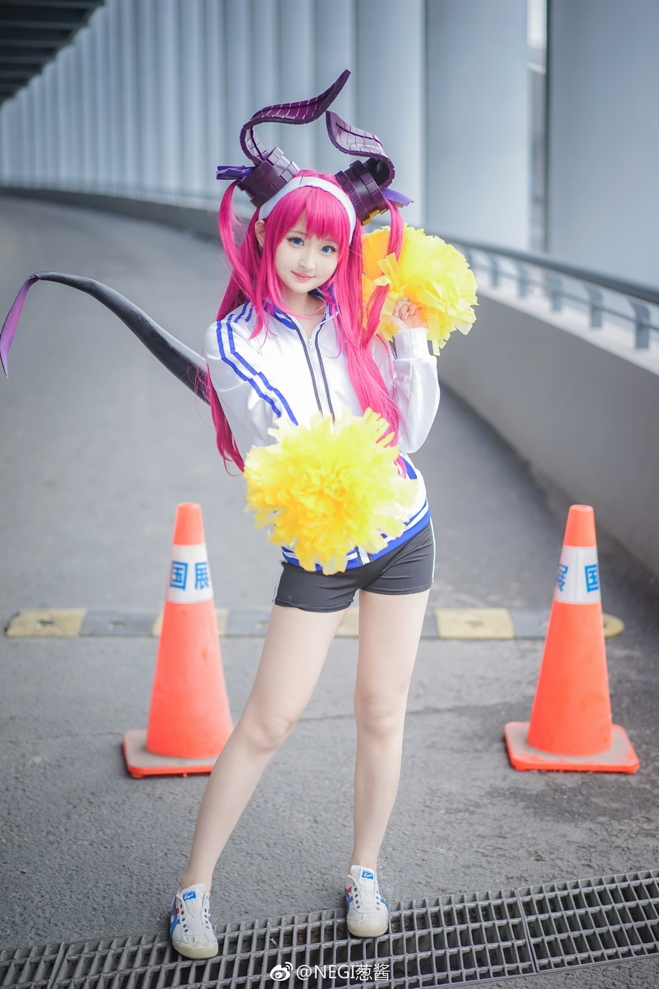 《fate/grand order》龙娘cos:头上的角和身后的尾巴好传神,是不是比