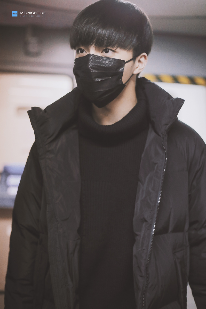 陈立农穿黑色羽绒服内搭黑色高领毛衣现身机场,戴黑色口罩遮面