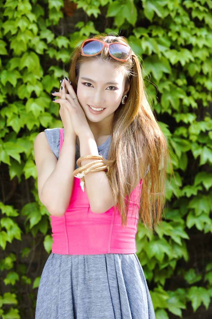 人像摄影(户外公园美景下的开心美女姑娘)