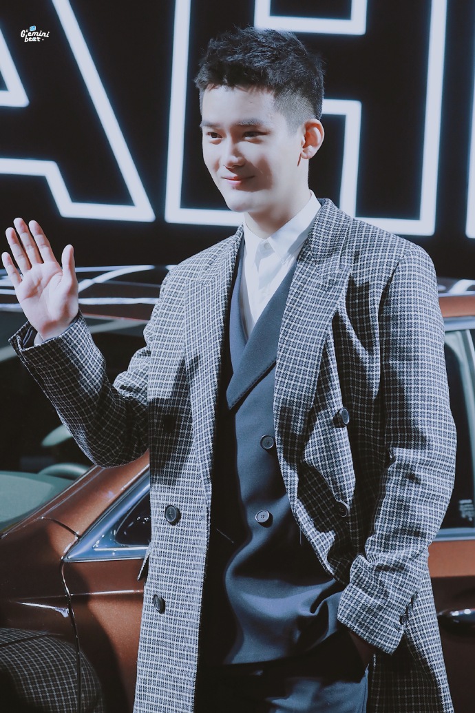 熊梓淇穿格子风衣亮相第十五届mahb年度先生盛典,寸头短发好帅气