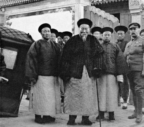 该不该留点基业给子孙?李鸿章孙子用一生悲剧证明:留德比留财好