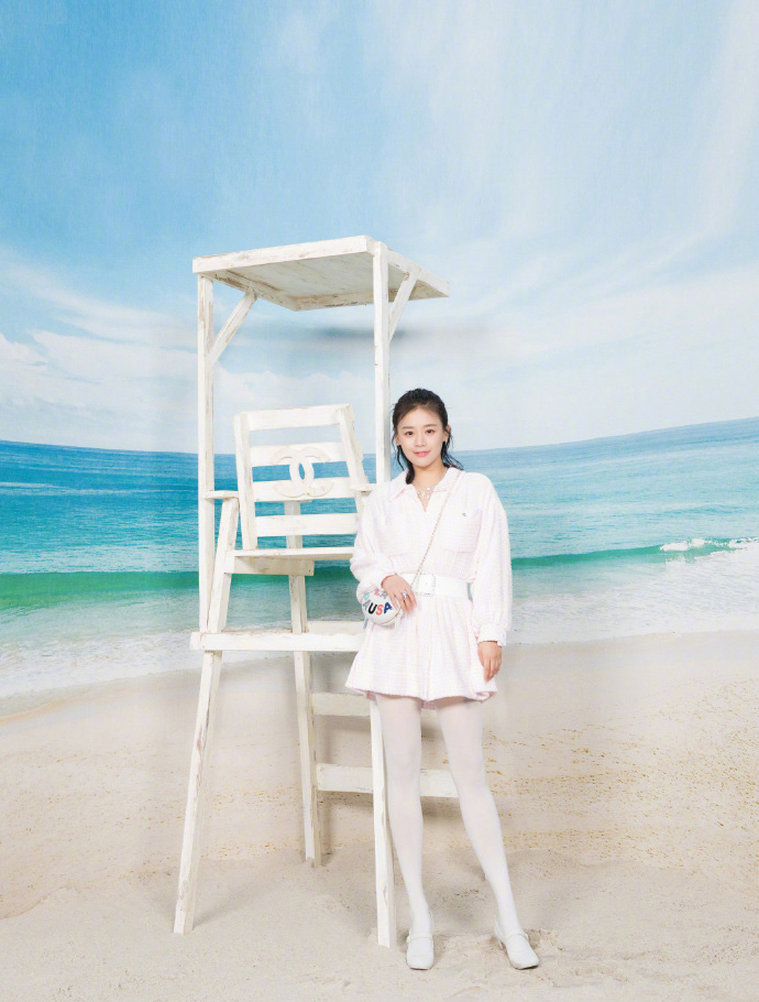 今年又刮起了什么风?10年前的白色裤袜,娜扎刘雯"抢"着穿