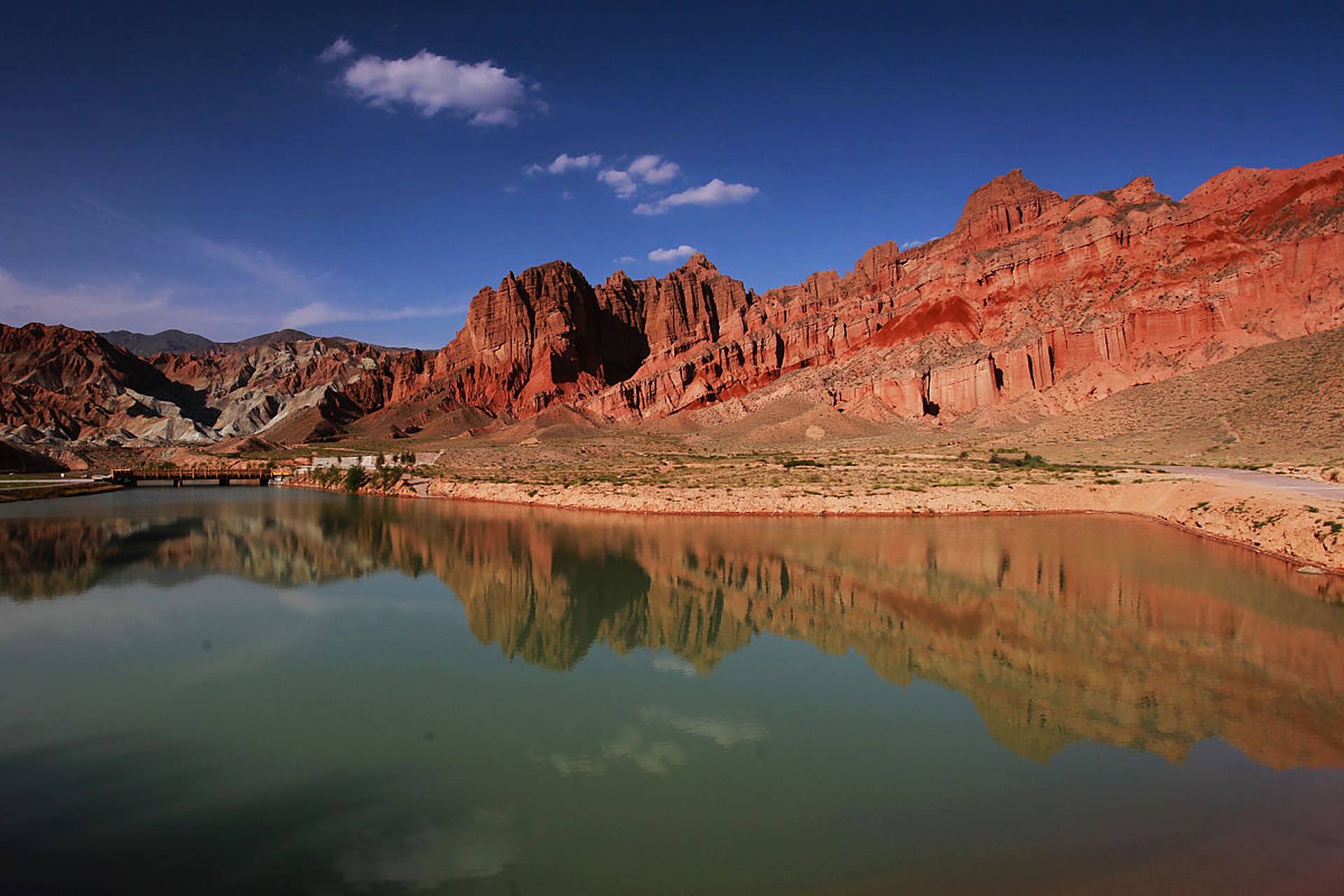 黄河石林,位于甘肃省白银市景泰县,黄河石林是一座集地貌特征,地质