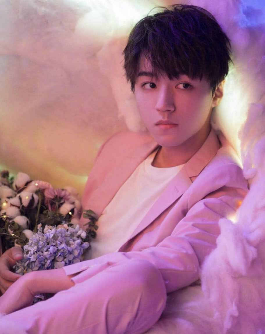 盘点穿粉色衣服超帅的男明星们,蔡徐坤,张艺兴,他们你pick谁?