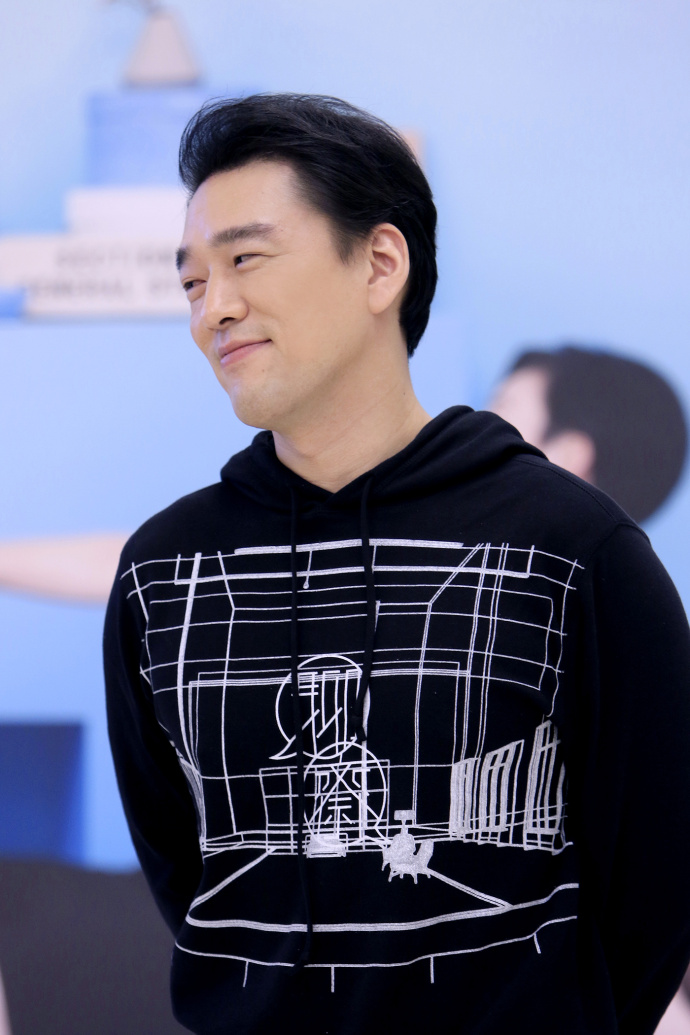 带着迷人的微笑,44岁王耀庆结束《无双》后,开启《聊斋》巡演