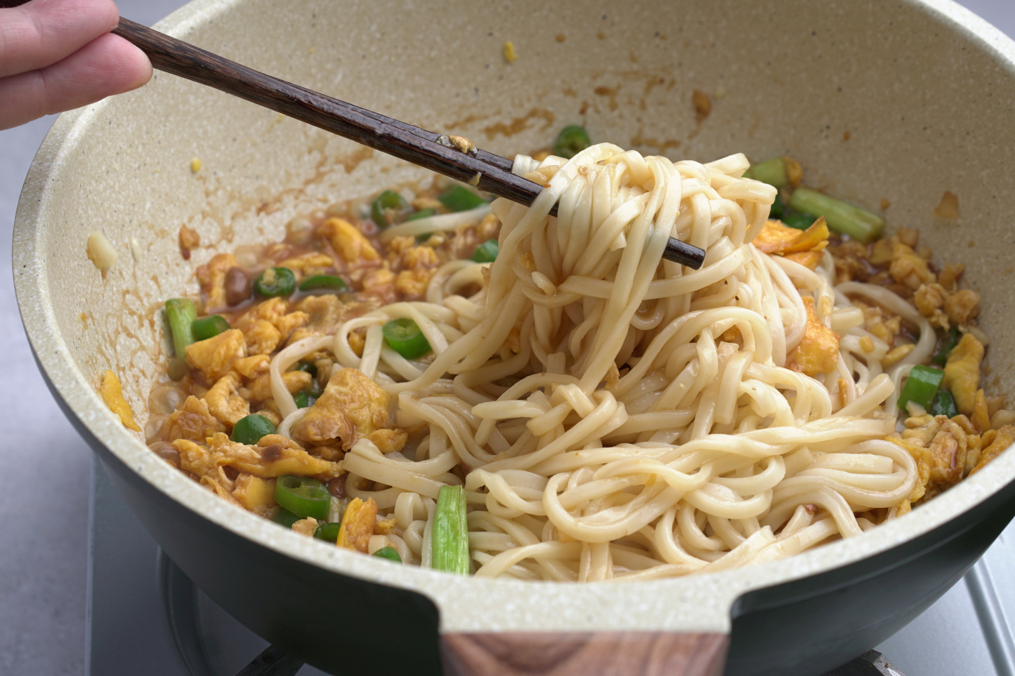 深夜一碗拌面,简单质朴,抚慰饥肠辘辘的胃!