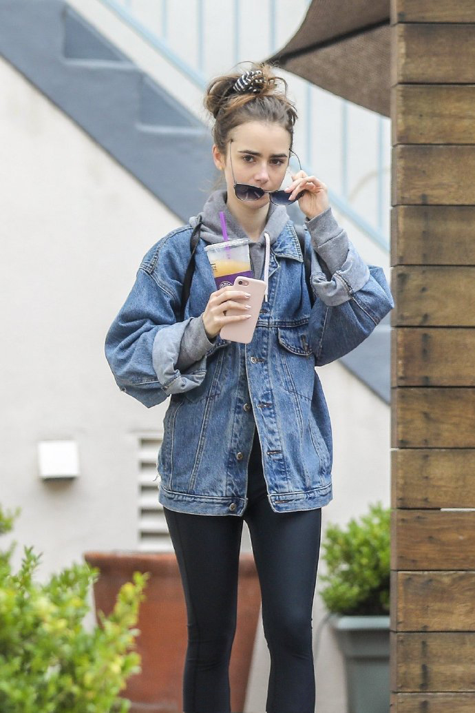 演员,模特lily collins,卫衣外搭牛仔衣,简约舒适!