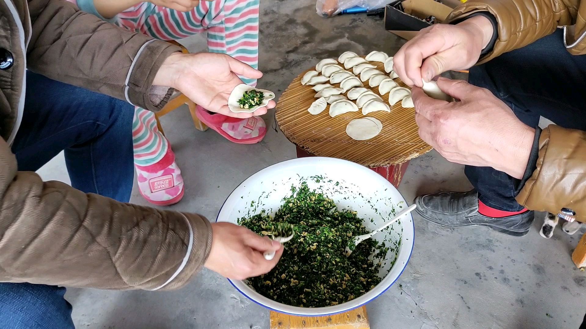 老妈去地里挖的野生荠菜,加上几个鸡蛋,包饺子真好吃