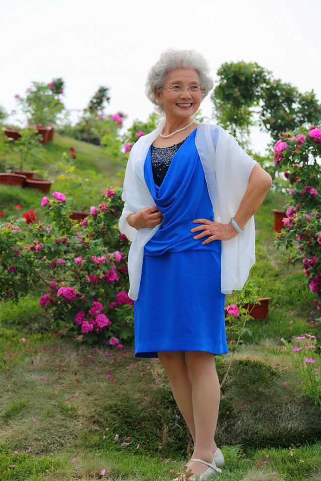 适合妈妈穿的裙子,掌握这些穿裙子攻略,60岁的阿姨气质十足