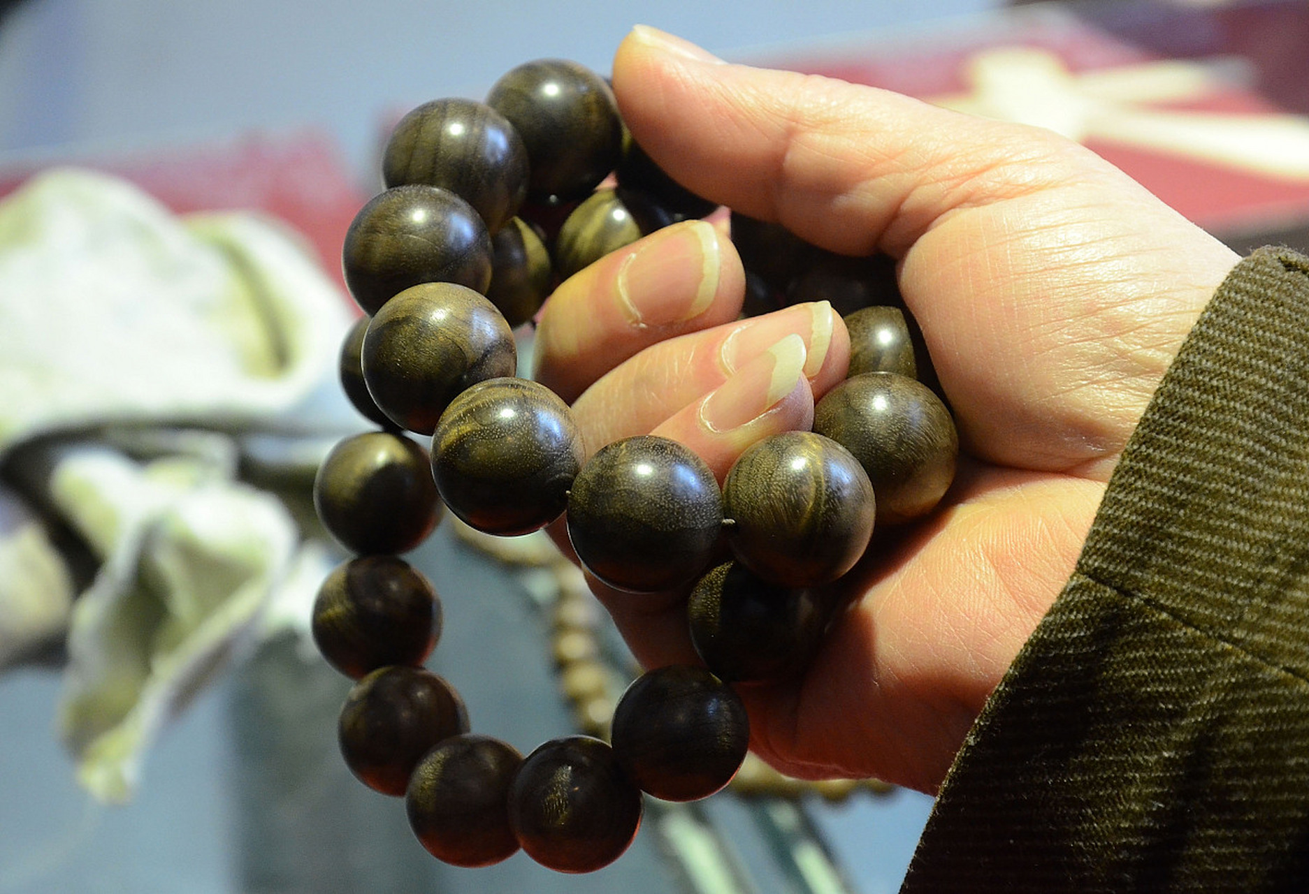 沉香手串是一种非常受欢迎的手工艺品,具有独特的文化和艺术价值.