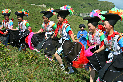 贵阳市苗族同胞身着盛装,在花溪区高坡乡云顶村草场载歌载舞