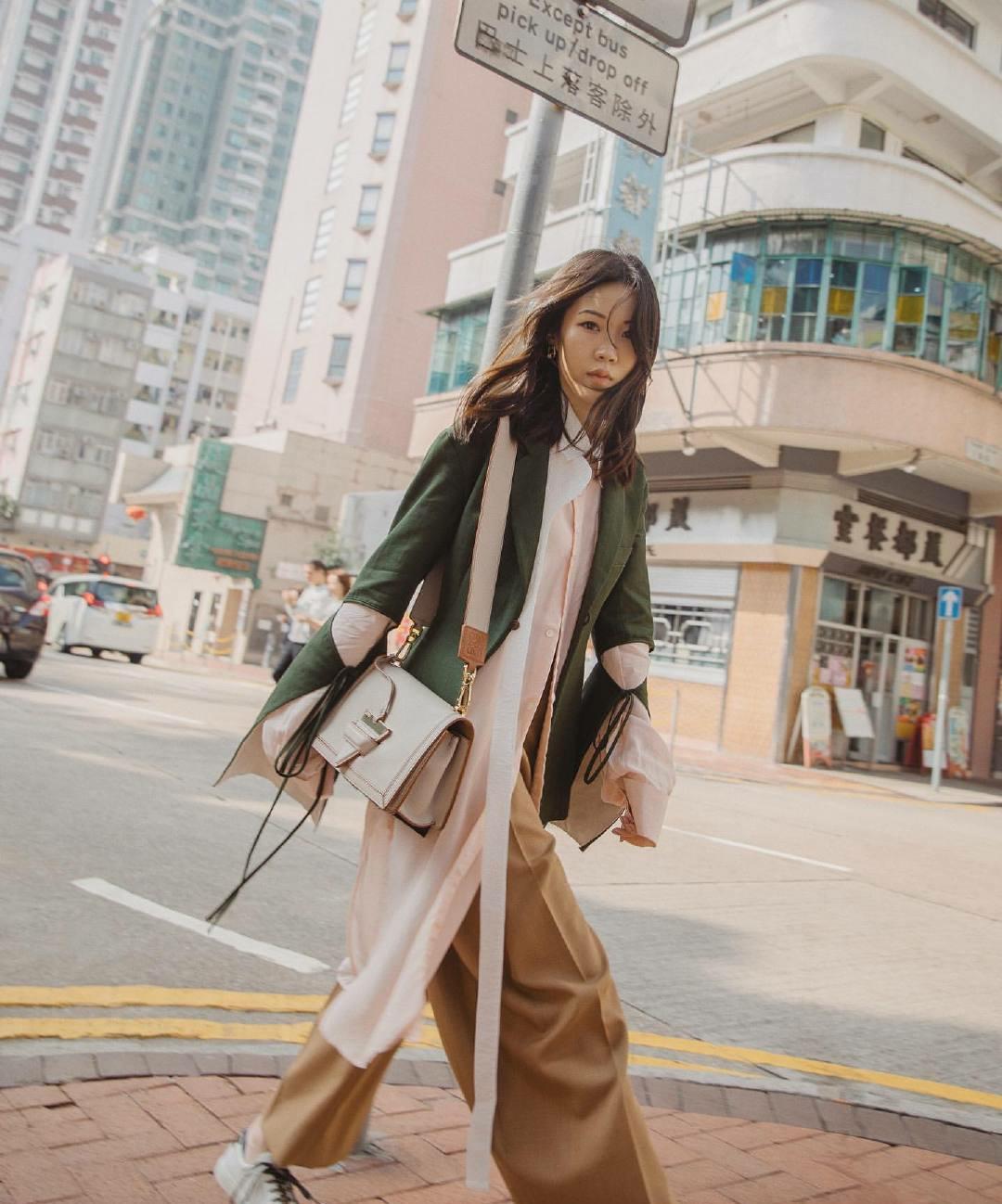 香港超火的博主,个性潮流的穿搭堪称教科书,拒绝撞衫和路人感