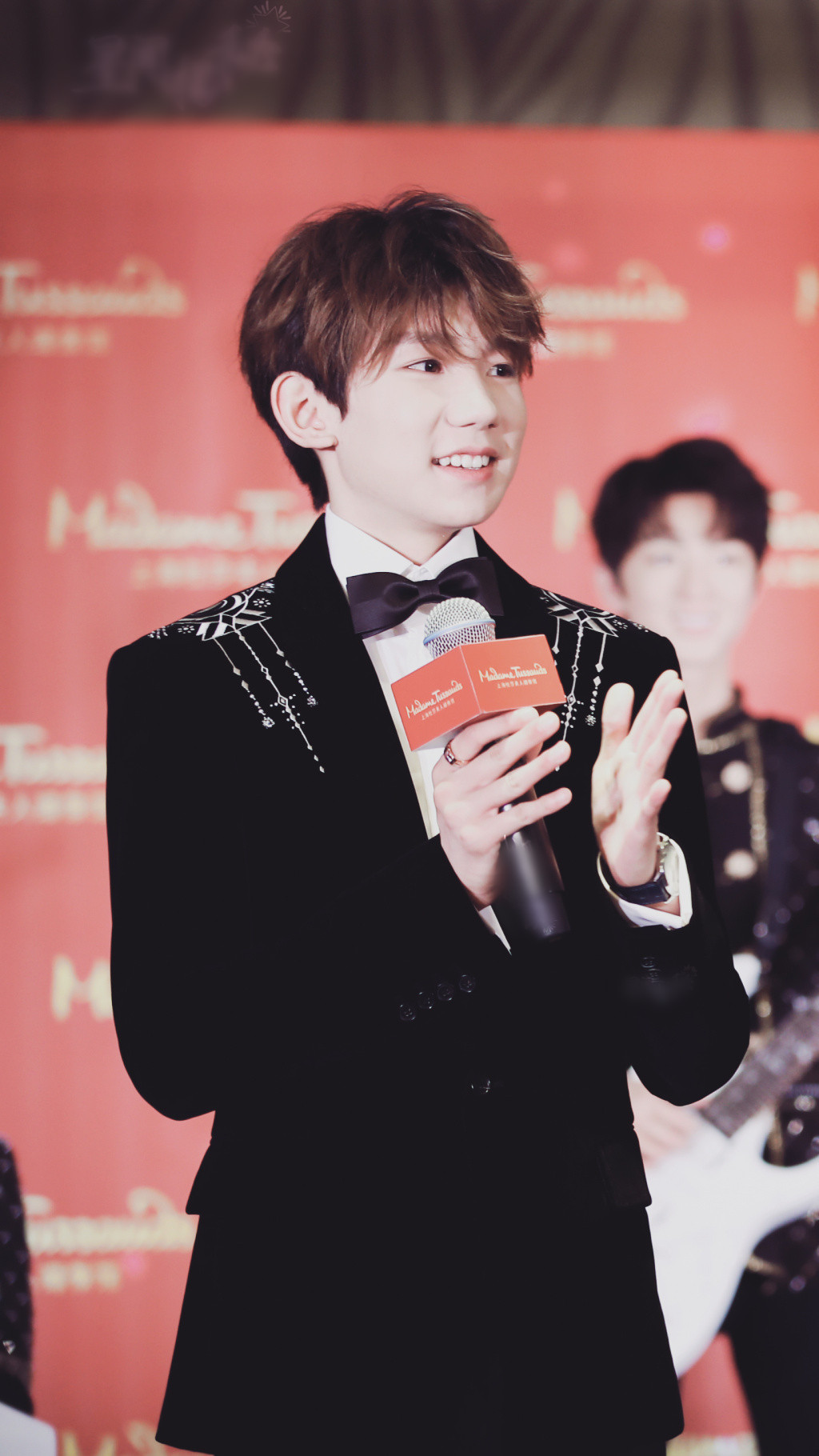 王源出席蜡像揭幕仪式搞笑点评蜡像!耿直少年一句话逗笑全场!