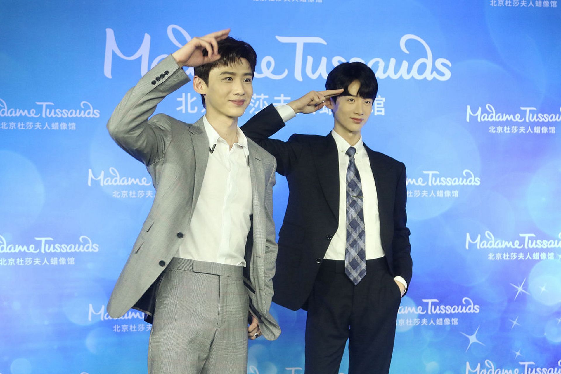 白敬亭和他的蜡像,感觉蜡像比本人更帅[嘻嘻]!他的手掌,竟然这么好看!