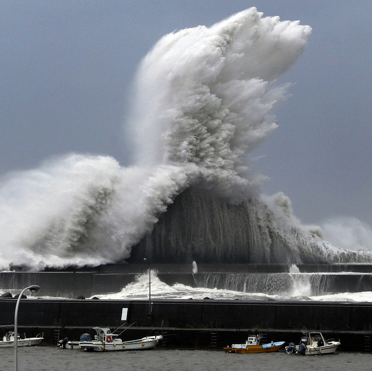 话说,广东一男子不信台风威力,开门被吹翻在地!
