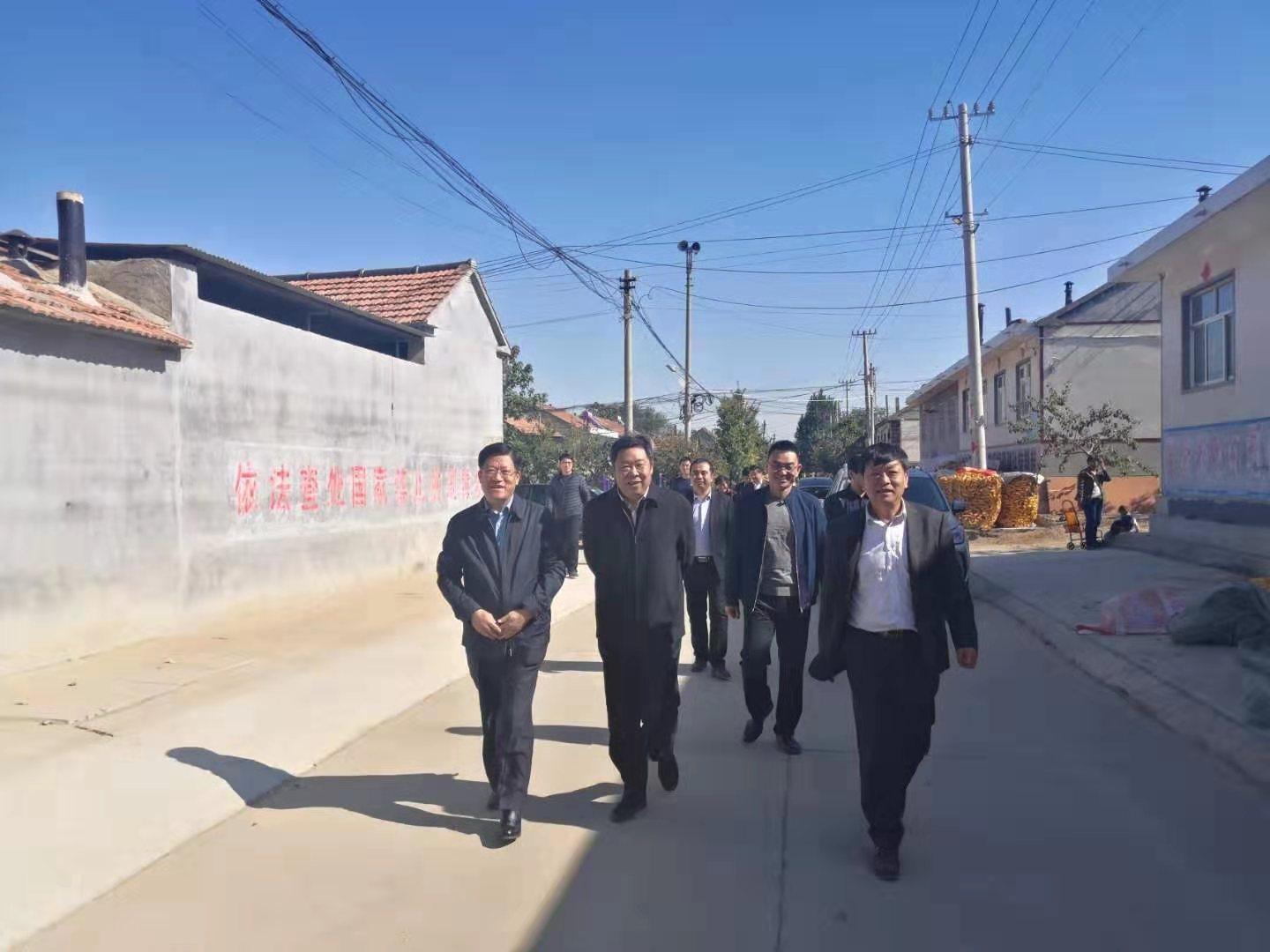 市人大常委会委员,教科文卫委副主任委员张洪全一行到峡山区调研